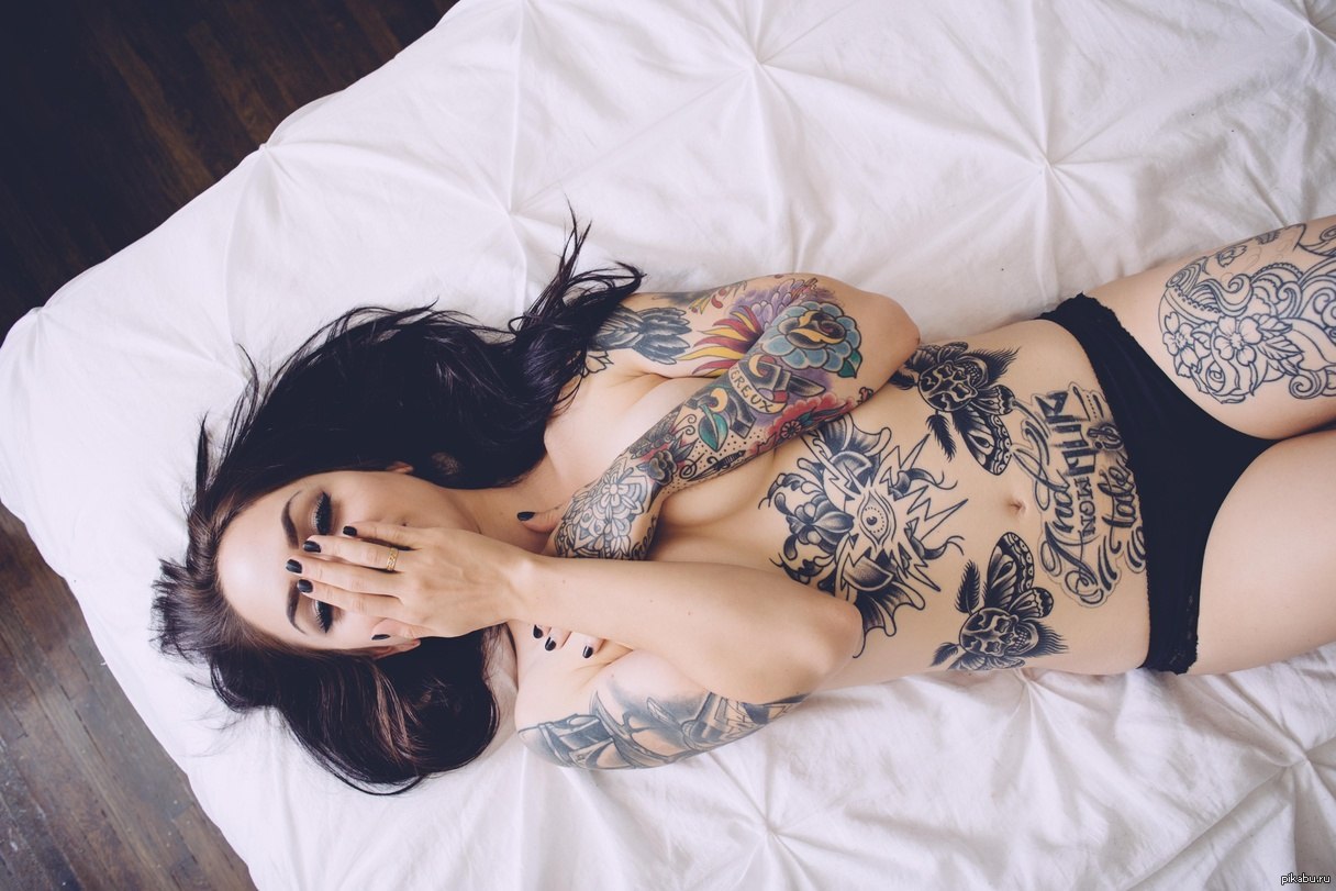 Татуированная девица обнажается и показывает свои прелести на людях